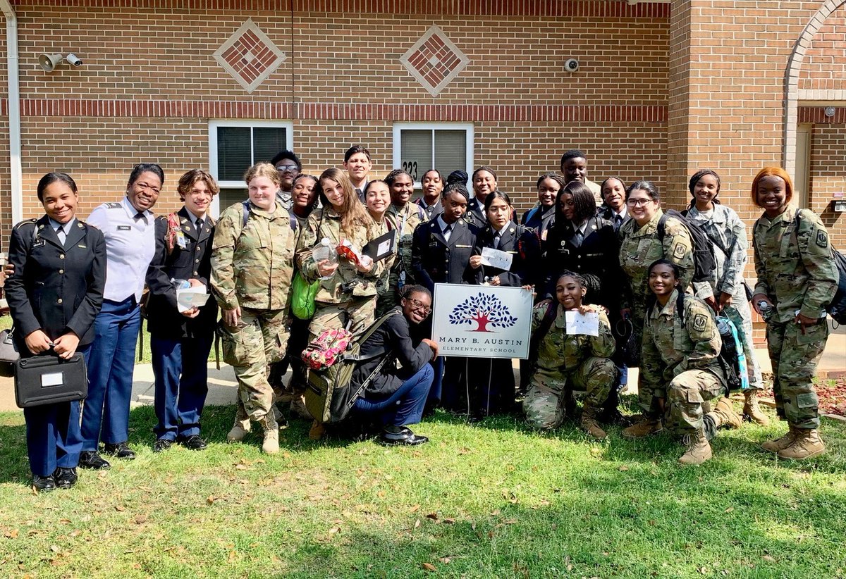 AlabamaAchieves's tweet photo. April is #CommunityServiceMonth so let's highlight some amazing things happening around community service in Alabama. First up is the Murphy High JROTC team who recently completed some service at Austin Elementary! 👏 👏 👏
📸 : Mobile County Public Schools https://t.co/uXocYky8M1