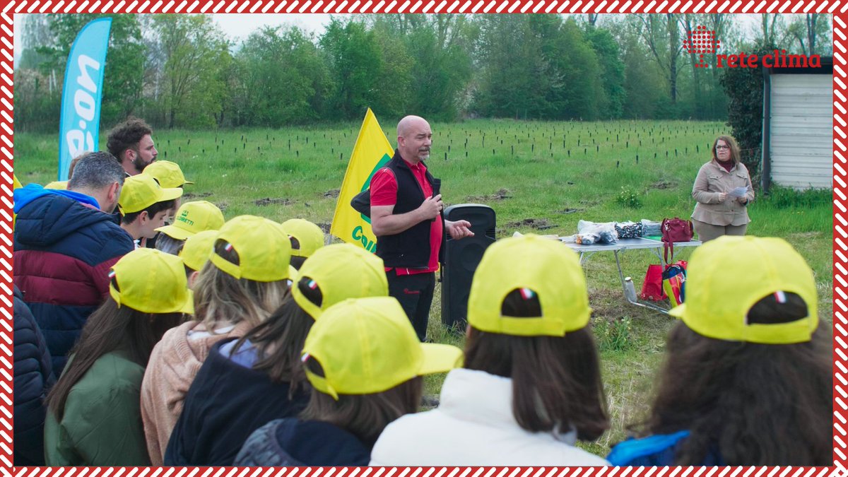 ReteClima's tweet photo. A Vignola (MO) nasce un nuovo bosco urbano grazie all'intervento di @EON_Italia con l’aiuto dei ragazzi delle scuole locali e con il supporto di #reteclima.
Il nuovo #BoscoE.ON sarà composto da diverse piante, tra cui la farnia e il ciliegio selvatico. 🔎🌱 #forestaitalia https://t.co/9N82DT3xSm