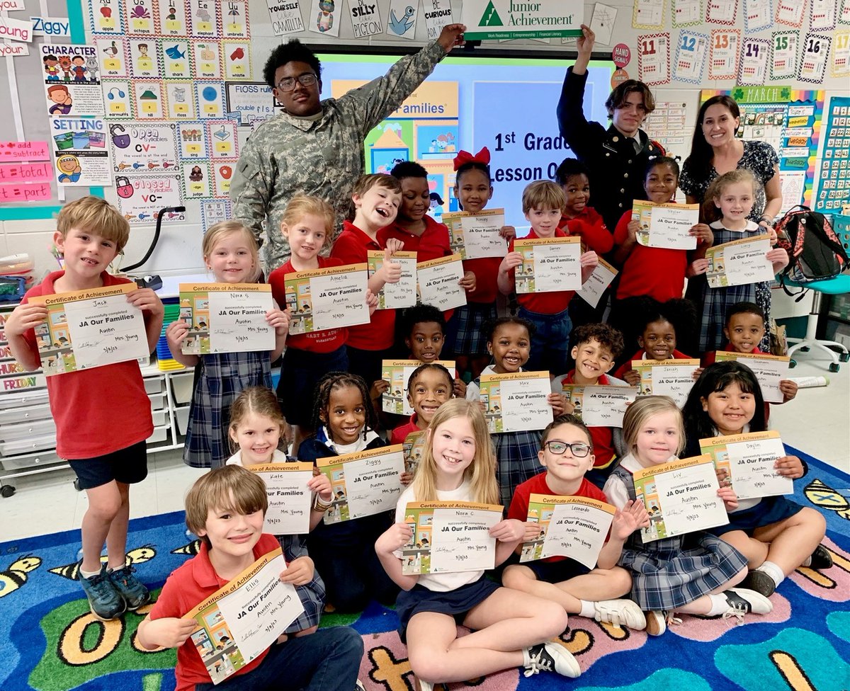 AlabamaAchieves's tweet photo. April is #CommunityServiceMonth so let's highlight some amazing things happening around community service in Alabama. First up is the Murphy High JROTC team who recently completed some service at Austin Elementary! 👏 👏 👏
📸 : Mobile County Public Schools https://t.co/uXocYky8M1