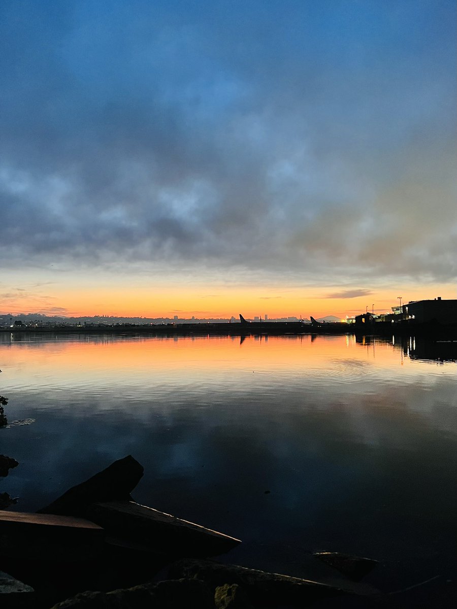 busyshoots's tweet photo. Good morning California 🌄
🌞
and good day to everyone else 🙏, I wish everyone today sunshine and warmth in their hearts 💛
#Dawniscoming #sunshine🌞 #sunrisephotography #sunrisecolors #californialove #californiasun #SanDiego #HaveABrightDay https://t.co/bcTACBipnD