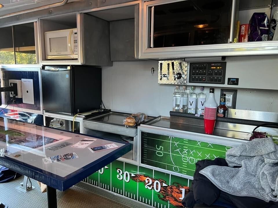 municibid's tweet image. Read more about Eric Lahti’s story:  mbid.us/3FnTOfW

#AmbulanceConversion #TailgateBus #DIYConversion #EasyConversion #TailgateParty #EmergencyVehicle #MobileKitchen #DIYProjects #VanLife #NomadLife #ConversionIdeas #DIYAmbulance #Tailgating #MobileGrill #AmbulanceLife