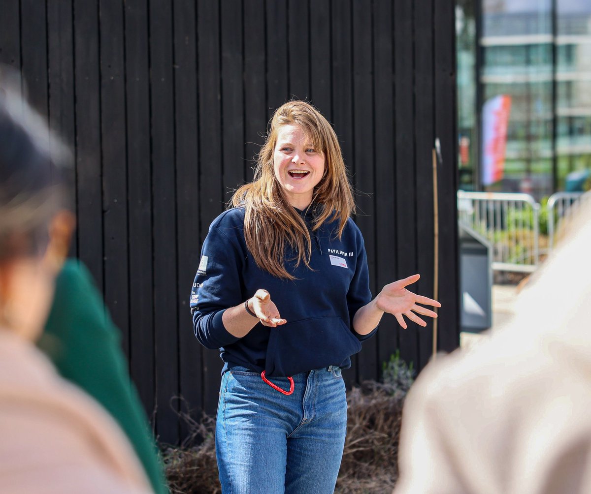 VPdeltaNL's tweet photo. Innovaties zijn essentieel. We hebben een hoop ondernemers die werken aan oplossingen die de weg naar onze doelen versnellen. Linde de Jong, Pim Wijnakkers en Matthijs Versteegen vertellen over hun innovaties: #Paviljoen3, #Regenwatertoilet en #Respyre. #KlimaatKwartier https://t.co/hcECge8ltE