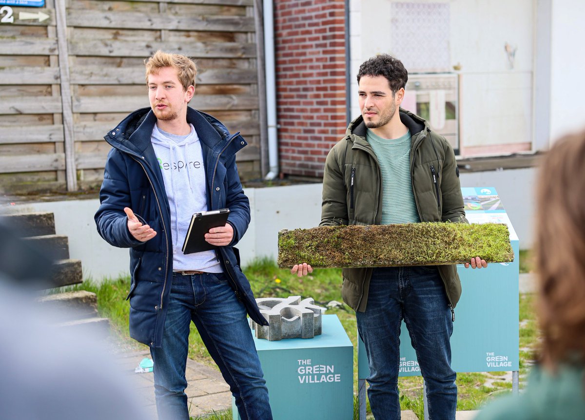 VPdeltaNL's tweet photo. Innovaties zijn essentieel. We hebben een hoop ondernemers die werken aan oplossingen die de weg naar onze doelen versnellen. Linde de Jong, Pim Wijnakkers en Matthijs Versteegen vertellen over hun innovaties: #Paviljoen3, #Regenwatertoilet en #Respyre. #KlimaatKwartier https://t.co/hcECge8ltE