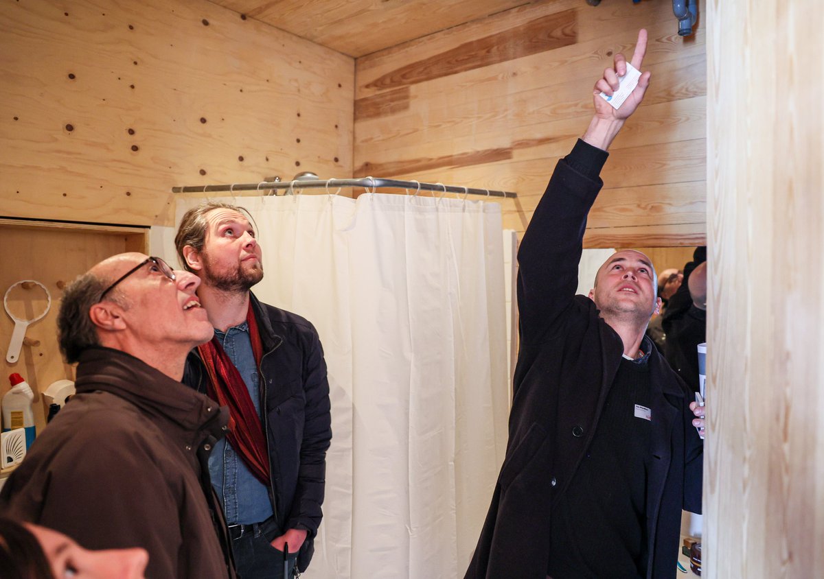 VPdeltaNL's tweet photo. Innovaties zijn essentieel. We hebben een hoop ondernemers die werken aan oplossingen die de weg naar onze doelen versnellen. Linde de Jong, Pim Wijnakkers en Matthijs Versteegen vertellen over hun innovaties: #Paviljoen3, #Regenwatertoilet en #Respyre. #KlimaatKwartier https://t.co/hcECge8ltE