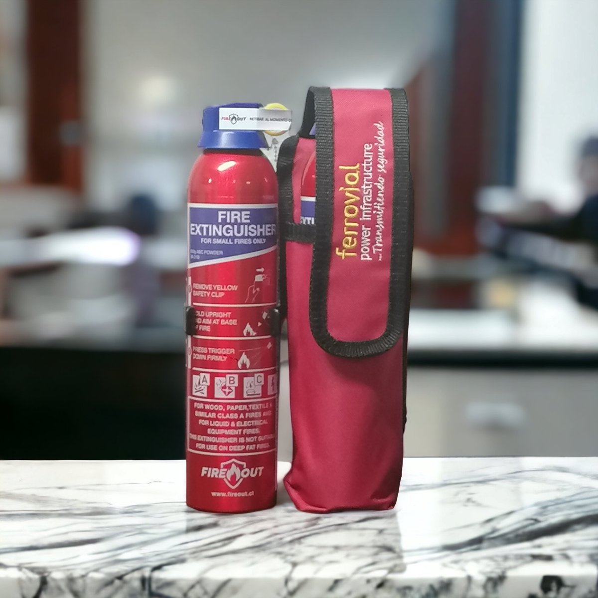 MauricioGuillen's tweet photo. 🇨🇱 🇬🇧  @FireoutC  da las gracias a @ferrovial y especialmente a Rodrigo Pacheco Campos por adquirir nuestros extintores Fire Out. Nuestros equipos son fabricados en el Reino Unido por @Jactone_UK  entregando así un extintor plenamente confiable. https://t.co/61Ey6YJSd5