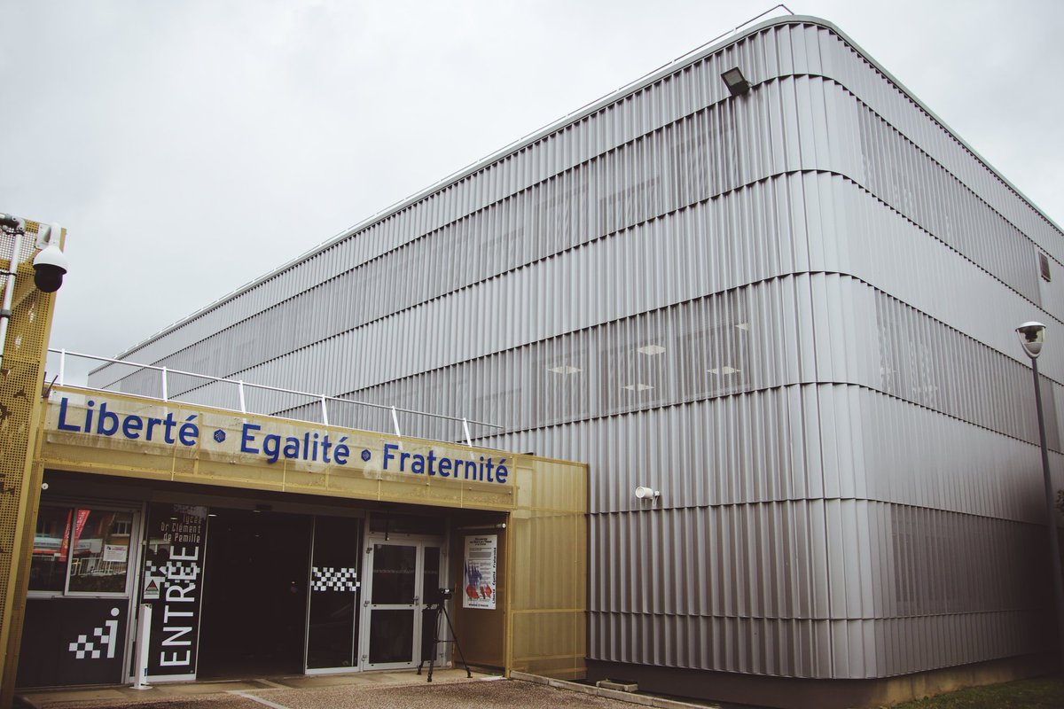 prefet81's tweet photo. Au lycée de Graulhet ouvrira à la rentrée une filière d'enseignement général et technologique. Merci à M. le Ministre @PapNdiaye, à l'ancienne députée @VerdierJouclas, au sénateur @philippefolliot pour leur action decisive, et à la région pour ses investissements. https://t.co/jo2ylhkaOC