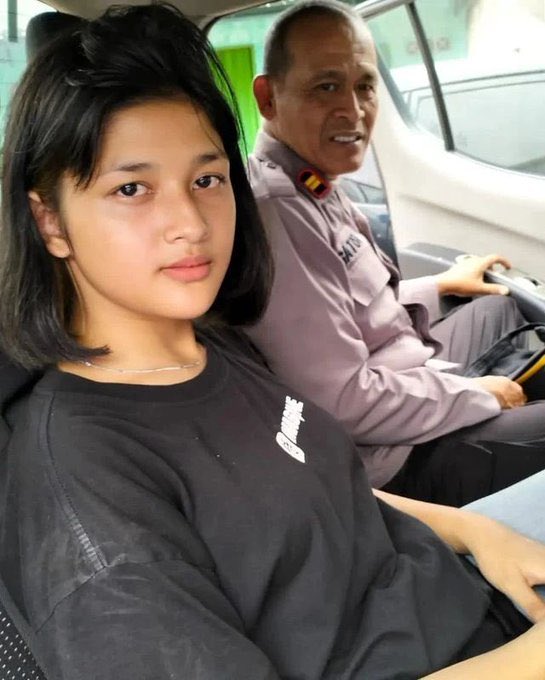 sindai_salie's tweet photo. Cantik-cantik kok maling motor. Tapi yg aneh Pak Polisinya malah ngajak selfi 😅🤦‍♀️ https://t.co/T9Ho5stuFS