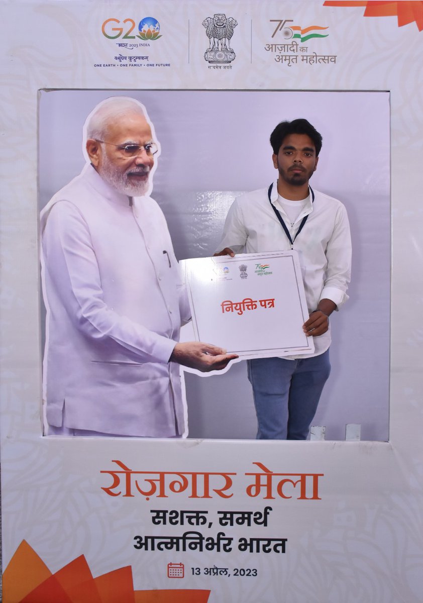 ANANDRa41373433's tweet photo. #rojgarmela

"आदरणीय @PMOIndia जी, सरकारी नौकरी के माध्यम से देश सेवा करने का अवसर देने के लिए आपका धन्यवाद। मैं आपके नेतृत्व और बेहतर भविष्य के लिए आपके दृष्टिकोण के लिए आभारी हूं। #RozgarMela @DoPTGoI @mygovindia @RailMinIndia " https://t.co/Jdem9yNJt7