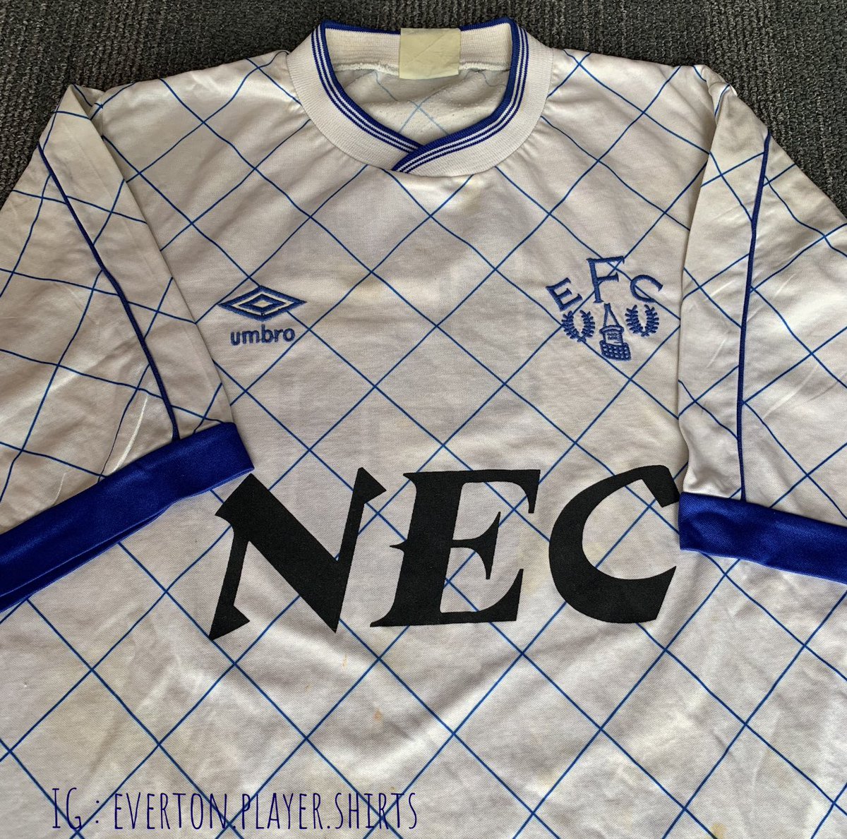 efcshirts's tweet photo. Shirt from 1986-88 but #EvertonFC never wore it in a competitive match (friendlies only) .. can’t find pics of it 😅 from Dave Watson’s collection .. RTs much appreciated and if anyone find a pic pls DM @EvertonHeritage #matchworn https://t.co/8ZN34Y9ceA