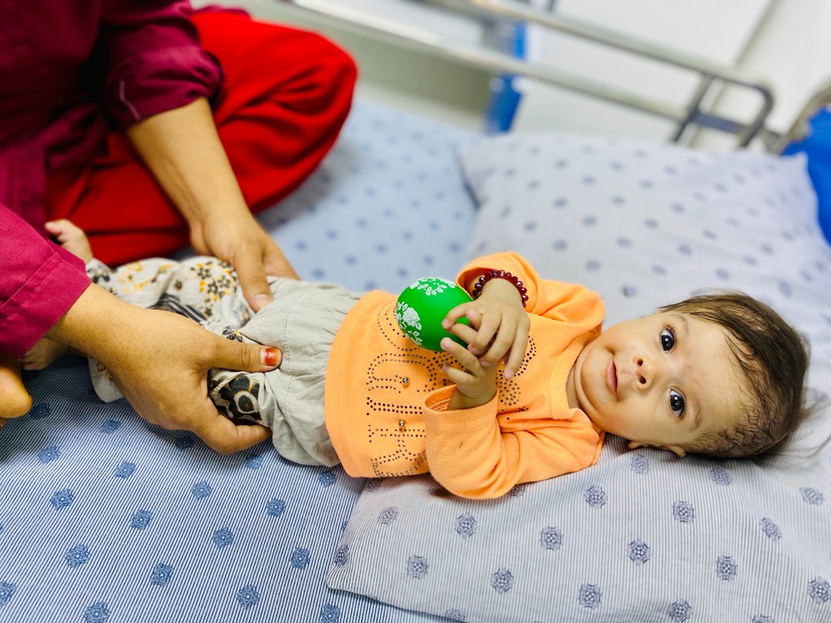 MSF_Espana's tweet photo. 👶 Rohida, de siete meses, padece desnutrición.

Está siendo atendida en nuestro centro de alimentación terapéutica en Kandahar, Afganistán.

La bebé tiene una hernia, pero sus padres no pudieron llevarla a que se la curaran porque no podían pagar el coste de la operación.

👇 https://t.co/VnTYK2yQVh