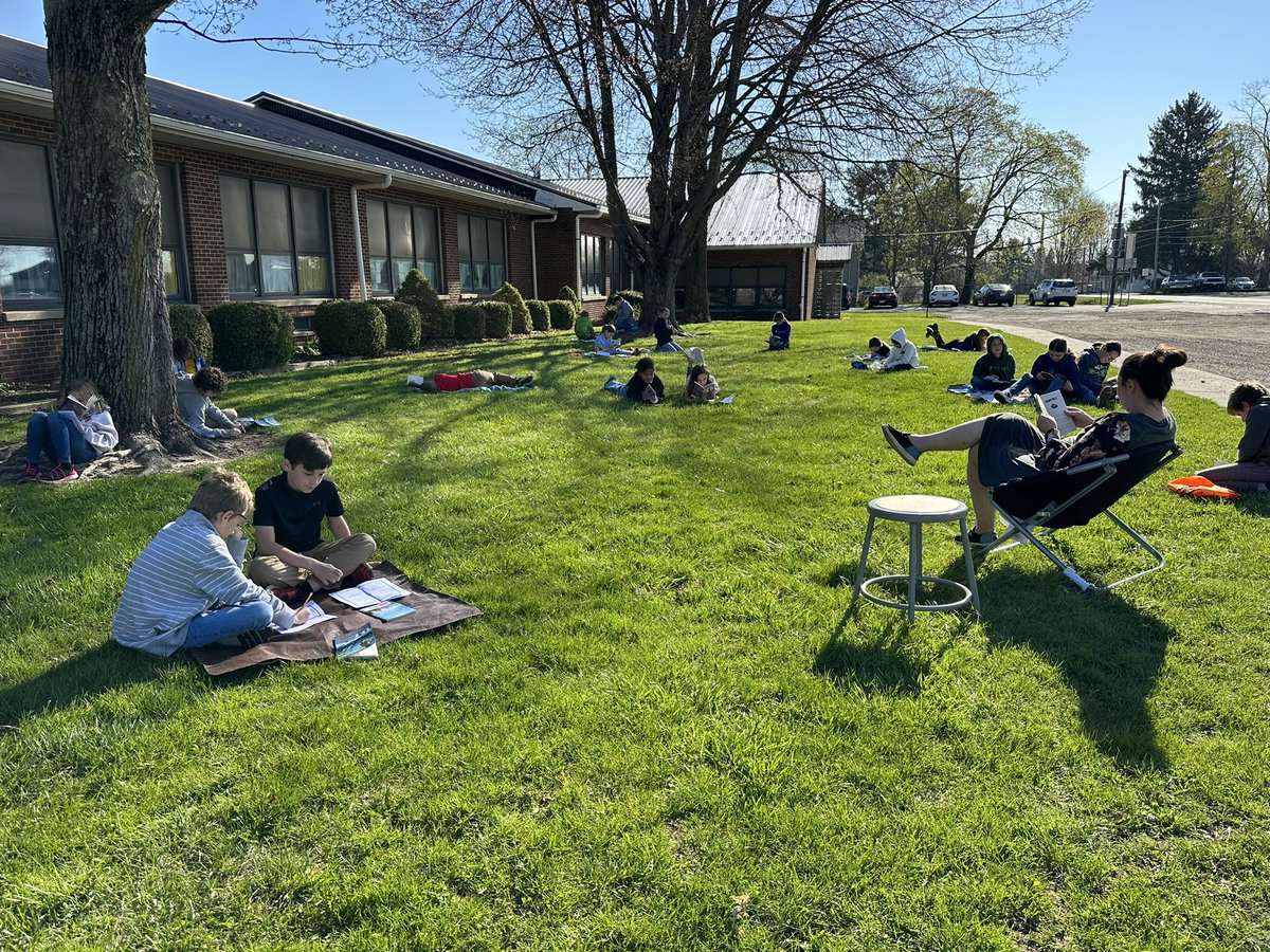 Mrs. Koller’s class chose to have class outside to enjoy this beautiful morning! @MsEberman #ourbmsa