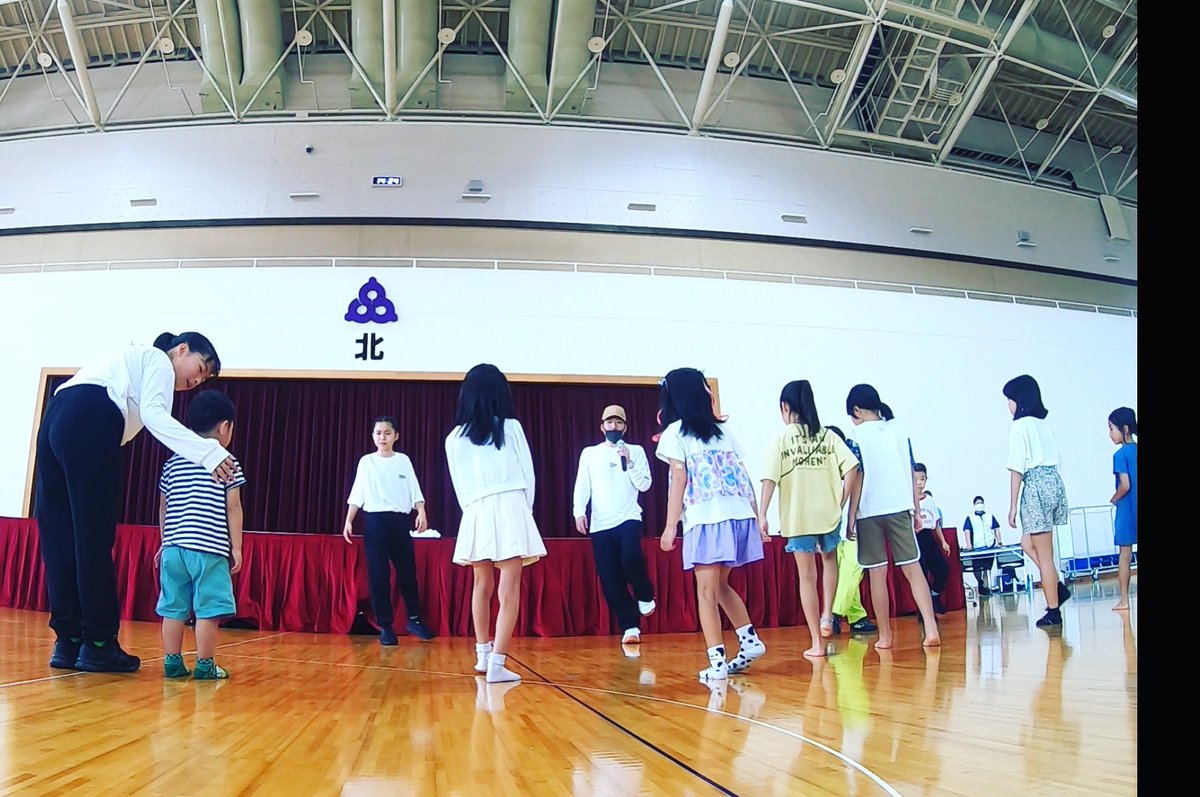 uchimachan's tweet photo. 豊見城市民体育館で「とみんちゅ手作り市」のイベントに出させて頂いた時に無料レッスン参加を募ったところ、たくさんの子供達が集まってくれました♪
最後はステージの上でたくさんのお客さんの前で踊ってくれました🤗
今の子供達は度胸もすごいなぁ♪ https://t.co/O02CRsRkhs