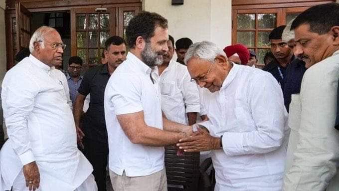 snsinghmuz's tweet photo. Sorry to see a stalwart of Jay Prakash Narayan bowing his head to such a person. https://t.co/lwTwoacRfB