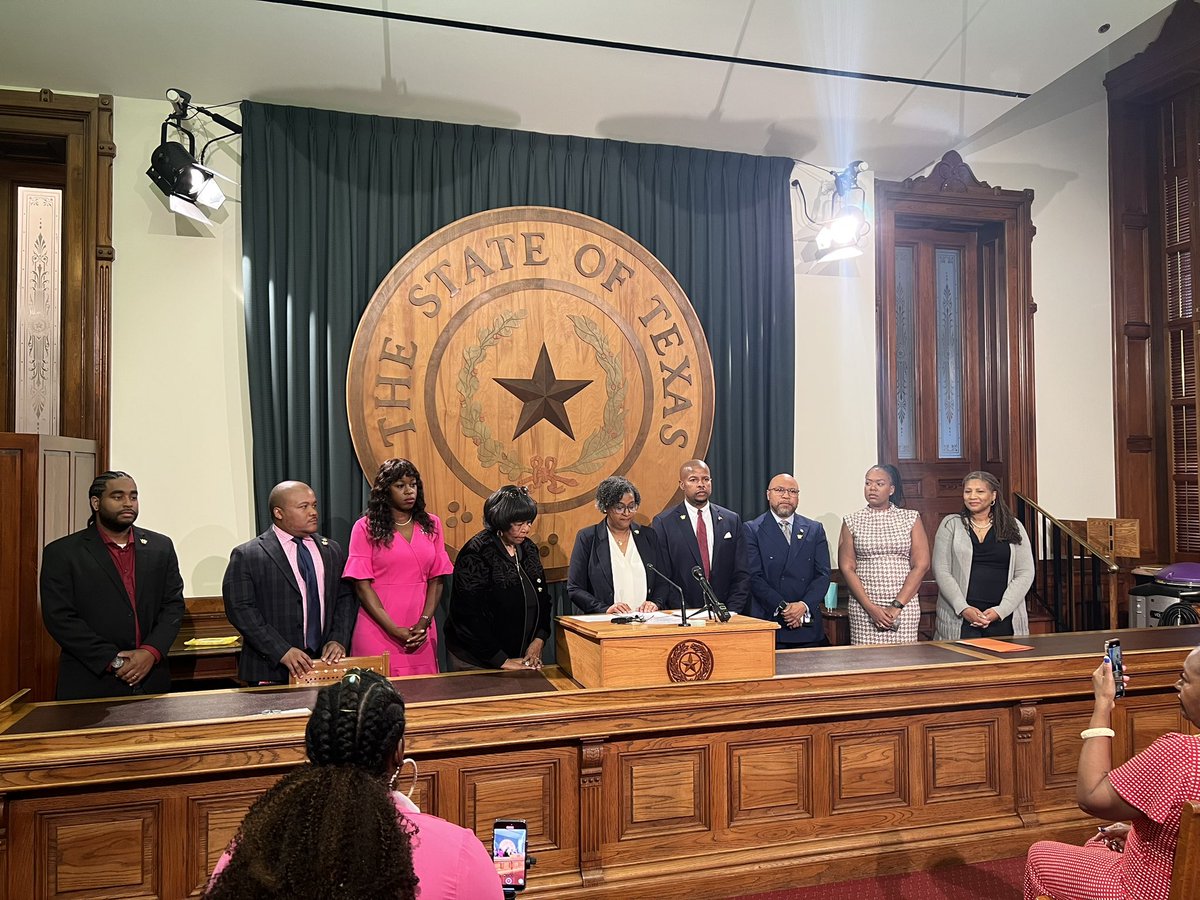 VentonJonesTX's tweet photo. Press conference this morning for the CROWN Act by Rep. @RhettaForHD113.  The bill seeks to ban discrimination based on certain hairstyles — like braids, dreadlocks and twists — in schools, workplaces, and housing. I am proud to stand with my colleague as a co-author on this critical piece of legislation that will have a lasting impact on our fight for equality. #CROWNAct #txlege #HB567