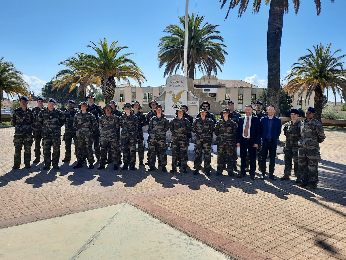 Cérémonie de remise des insignes du 54me RI pour les terminales MS par le Colonel de TARLE et le proviseur.