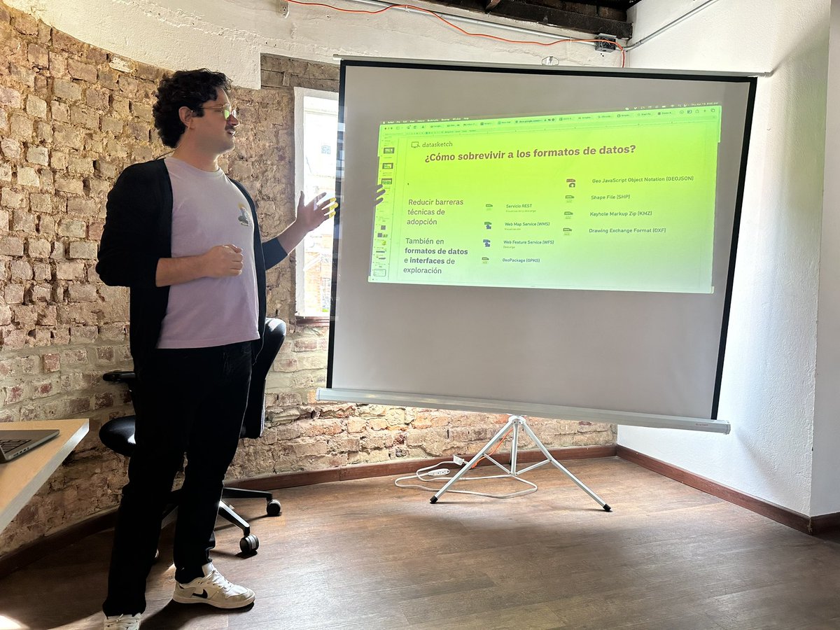 AndreaMariaNM's tweet photo. En el 2do día de la jornada ‘El rol de los datos y la tecnología en al formulación de políticas públicas informadas, inclusivas y sostenibles para America Laguna y el Caribe’, estamos con los equipos del #MobilityDataHub en un taller con @Datasketch @jpmarindiaz #TUMIData https://t.co/Eb0RCzyPbU