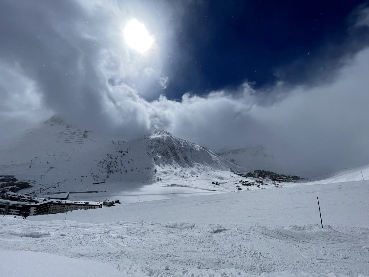 J13maths's tweet image. It’s still snowing @TignesOfficiel and looking 😍