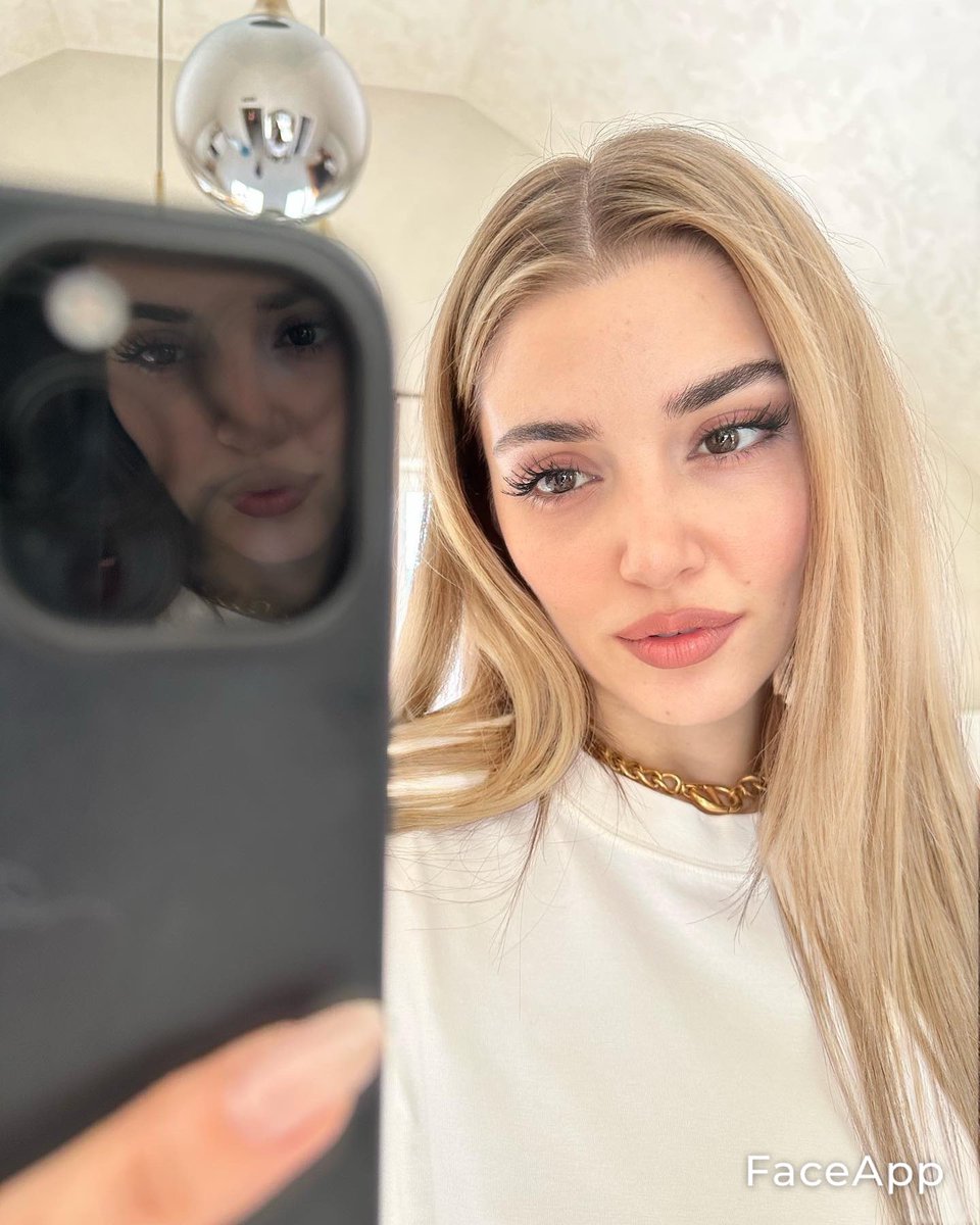 beautiifulwar's tweet photo. Blonde Hande? 😳😩❤️‍🔥 #HandeErçel https://t.co/i0ZU5Ao64P
