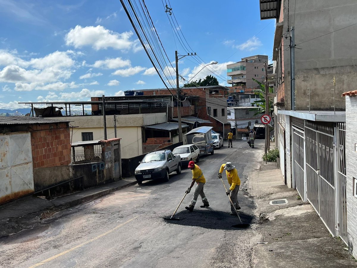prefeiturajf's tweet photo. Mais um dia de tapa-buracos! 🛣️
As equipes da PJF deram sequência à operação com serviços na rua Geraldo Miguel Miana, no Santa Cecília, e na rua Professor Luiz Viana, no bairro de Lourdes.
Vem comigo no fio para conferir mais ações do #ProgramaBoniteza nesta quinta-feira! ⬇️ https://t.co/ZK8fRsqJk8