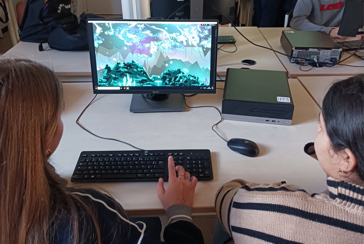JulieC0rnet's tweet photo. Un chouette déplacement @intrepides_tech combinant séminaire et interventions en classe ! Très bel événement #CapNum2 #TNE34 et ateliers création #jeuxvidéos👾par la team @aoz_studio à @SeteVille avec un accueil toujours au🔝de l'équipe de la cité scolaire Paul Valéry ! Merci🙏 https://t.co/ixyfj4HiE4