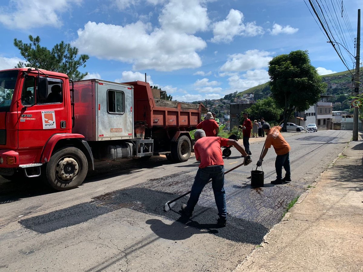 prefeiturajf's tweet photo. Mais um dia de tapa-buracos! 🛣️
As equipes da PJF deram sequência à operação com serviços na rua Geraldo Miguel Miana, no Santa Cecília, e na rua Professor Luiz Viana, no bairro de Lourdes.
Vem comigo no fio para conferir mais ações do #ProgramaBoniteza nesta quinta-feira! ⬇️ https://t.co/ZK8fRsqJk8