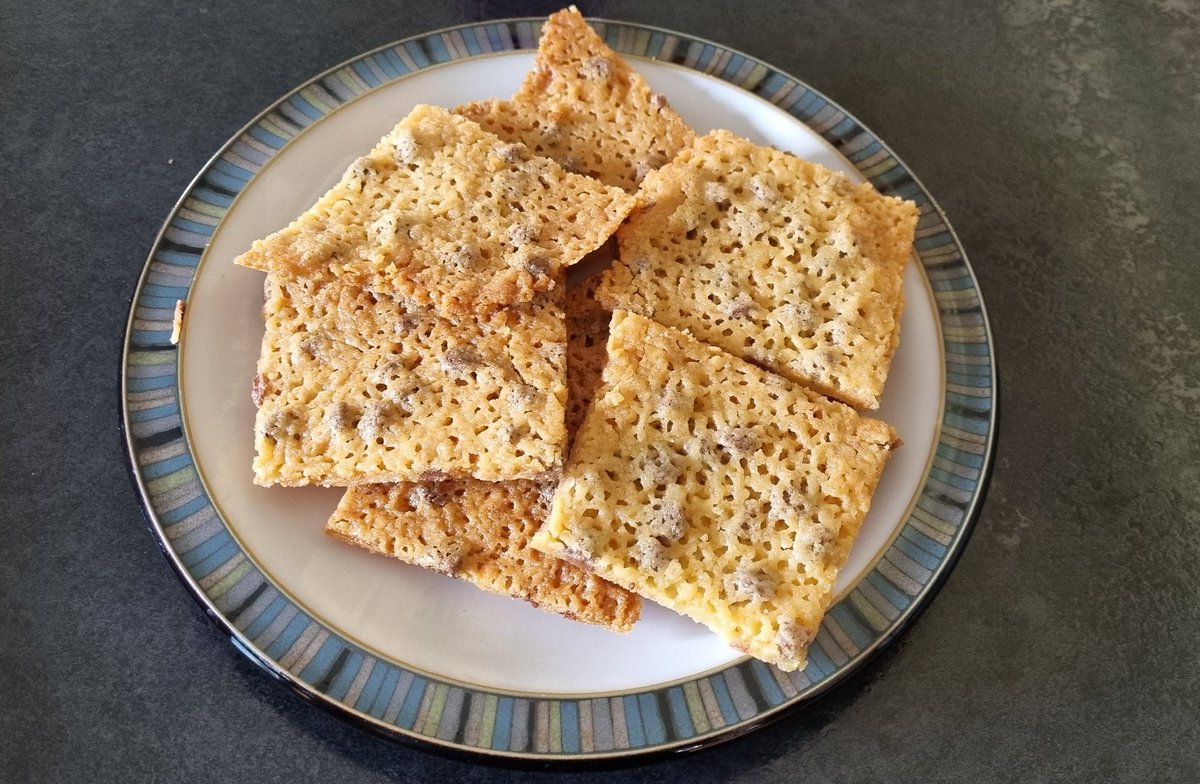 Mae o wedi bod yn brynhawn prysur o arbrofi gyda'n rysáit newydd heb glwten. Blasus hyd yn oed os ydw i'n dweud hynny fy hun

It's been a busy afternoon experimenting with our new gluten-free recipe. Delicious even if I do say so myself

#DosbarthHaulfre
#HaulfreBakes
#GlutenFree