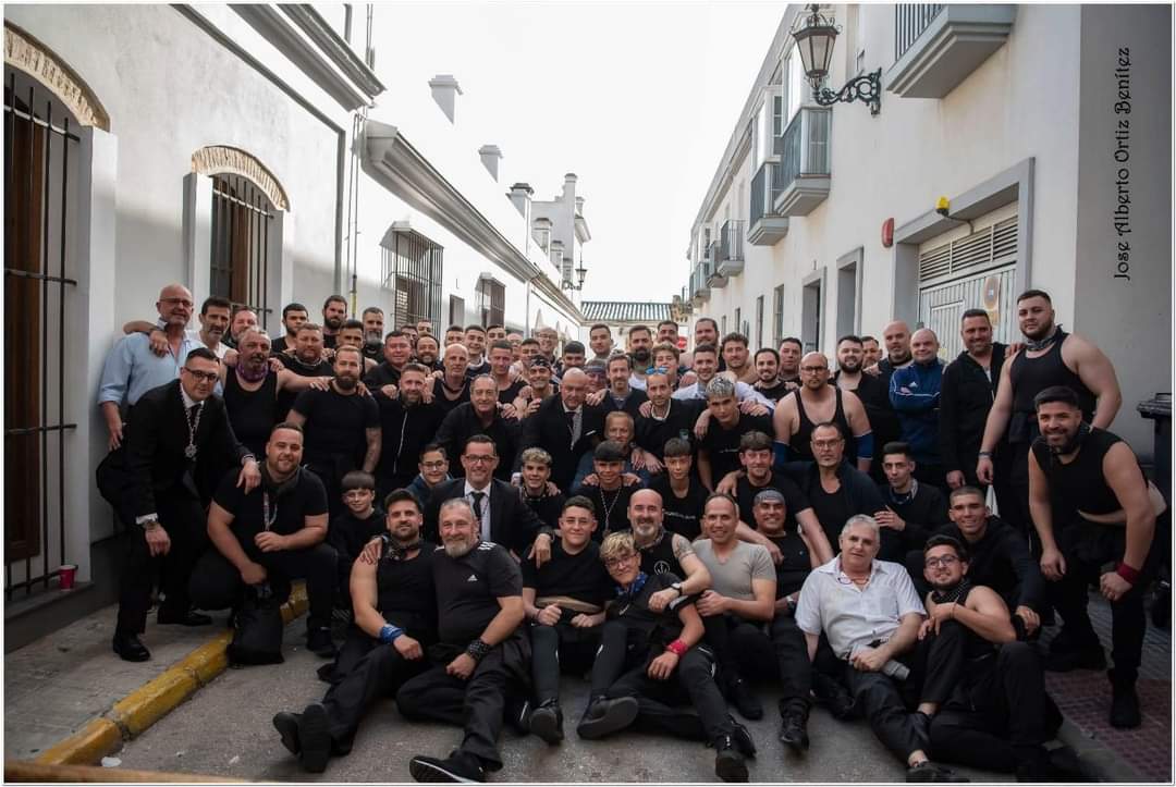 Que bonito es encontrar personas humildes y de Fé, que bonito es encontrar a personas que sean sus Pies, que crean en Él, que lo amen con todas sus fuerzas. Cuadrilla de Coronación, cuadrilla de la Isla , Gracias!!