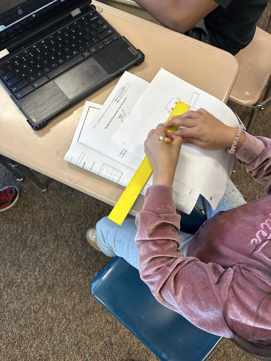 MsRachelCohen's tweet photo. We really used our creativity in math this morning! First we used geo-boards to create different polygons and then we designed robots with different parallel and perpendicular lines 🤖 @TurnerCreekES https://t.co/gs1LntELFo