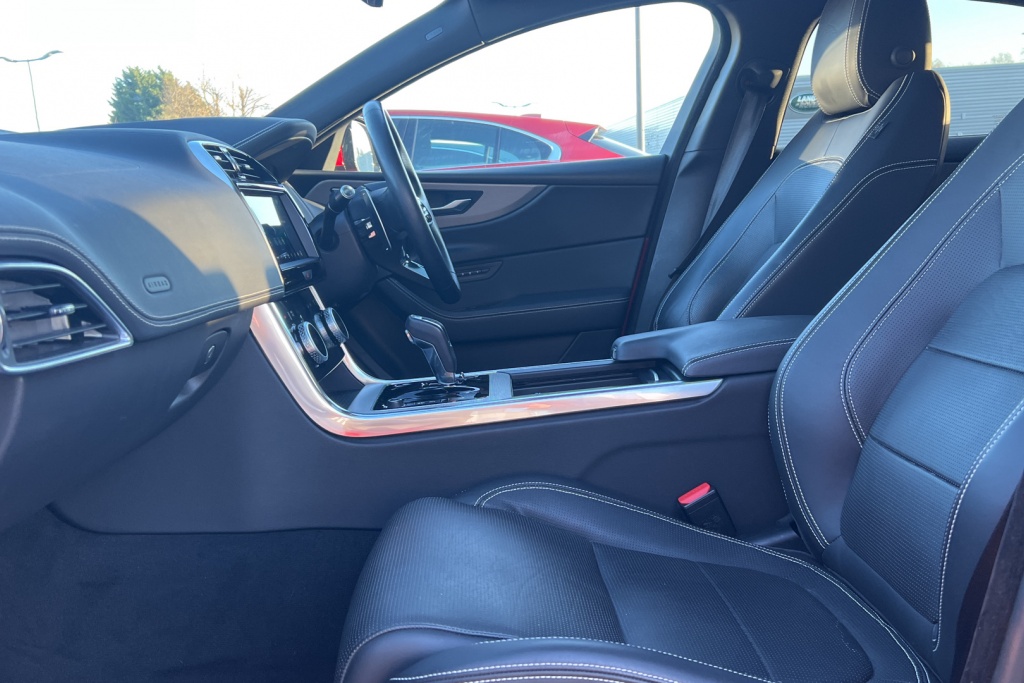 MarshallJaguar's tweet image. #CarOfTheWeek at Marshall #Jaguar #Newbury is this stunning ’19 reg, Jaguar XE R-Dynamic HSE finished in gleaming Caldera Red Paint with Ebony Leather Interior.

Call now on 01635 922391 or visit marshall.co.uk/used-cars/1557…