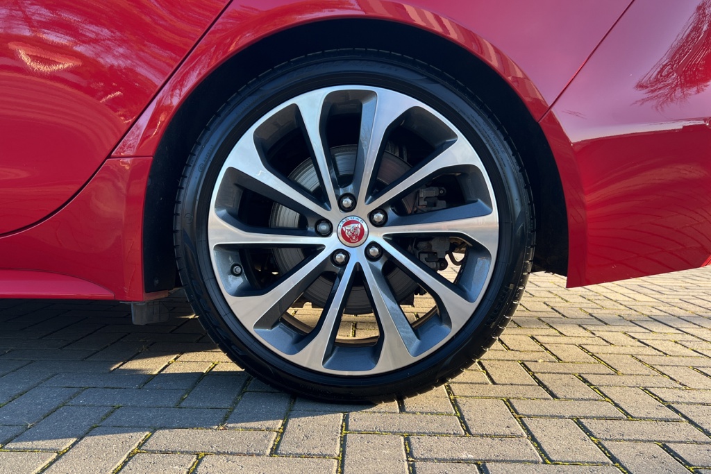 MarshallJaguar's tweet image. #CarOfTheWeek at Marshall #Jaguar #Newbury is this stunning ’19 reg, Jaguar XE R-Dynamic HSE finished in gleaming Caldera Red Paint with Ebony Leather Interior.

Call now on 01635 922391 or visit marshall.co.uk/used-cars/1557…