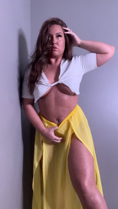 Do you like me in yellow? https://t.co/AMlDY5GD3W