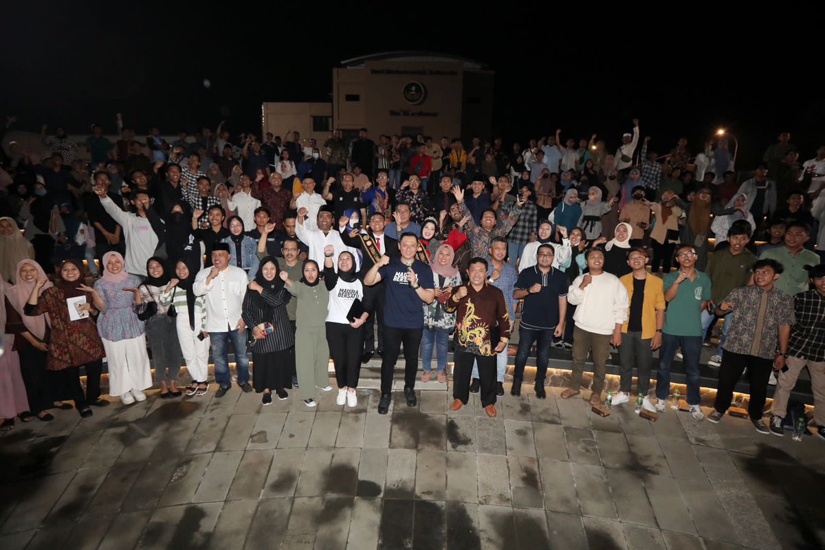 SiNopal06's tweet photo. *Minta Anak Muda Gunakan Hak Pilih, AHY: Penentu Kemajuan Bangsa*

*Sumenep, Jawa Timur:* Meriahnya musik Tong-tong khas Sumenep menyambut kedatangan Direktur Eksekutif The Yudhoyono Institute (TYI) Agus Harimurti Yudhoyono (AHY) di Panggung Pojur Universitas Bahaudin (Uniba). https://t.co/2rq7O5Ly4g