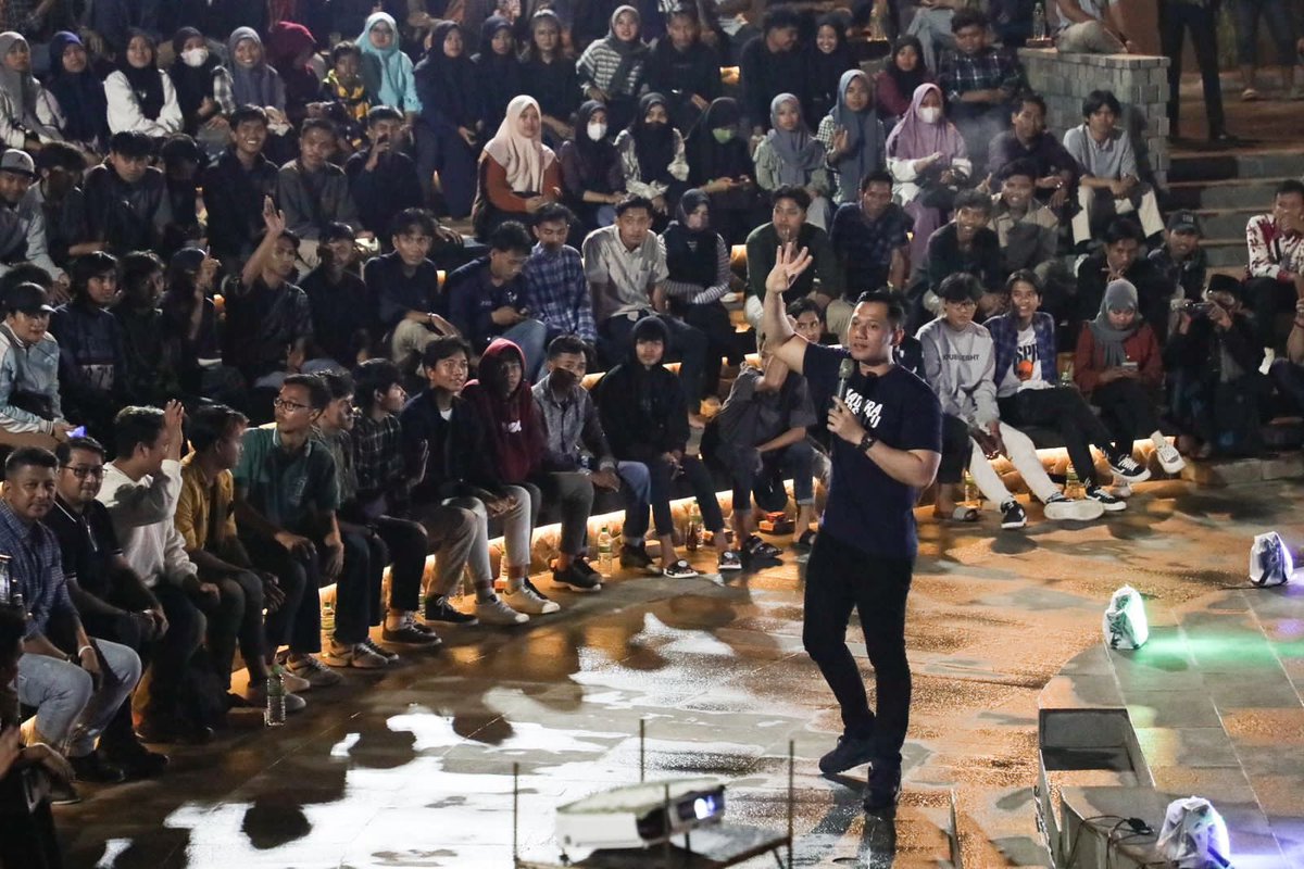 SiNopal06's tweet photo. *Minta Anak Muda Gunakan Hak Pilih, AHY: Penentu Kemajuan Bangsa*

*Sumenep, Jawa Timur:* Meriahnya musik Tong-tong khas Sumenep menyambut kedatangan Direktur Eksekutif The Yudhoyono Institute (TYI) Agus Harimurti Yudhoyono (AHY) di Panggung Pojur Universitas Bahaudin (Uniba). https://t.co/2rq7O5Ly4g