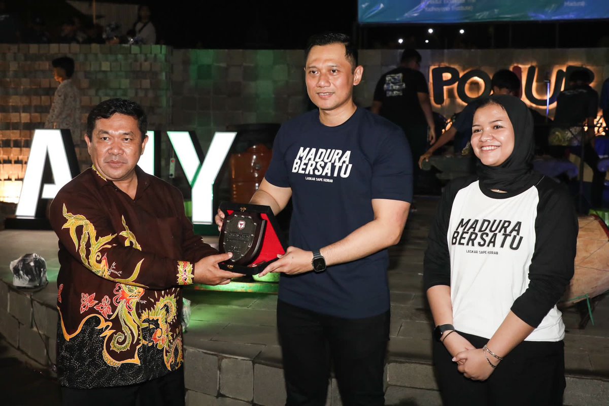 SiNopal06's tweet photo. *Minta Anak Muda Gunakan Hak Pilih, AHY: Penentu Kemajuan Bangsa*

*Sumenep, Jawa Timur:* Meriahnya musik Tong-tong khas Sumenep menyambut kedatangan Direktur Eksekutif The Yudhoyono Institute (TYI) Agus Harimurti Yudhoyono (AHY) di Panggung Pojur Universitas Bahaudin (Uniba). https://t.co/2rq7O5Ly4g