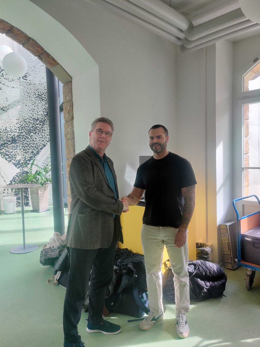 EvaHeviaGroup's tweet photo. Fantastic to see our Masters student @DCBPunibern Gian Luca Righetti receiving the Prize for the best presentation at #BeNeFri Students Symposium @youngSCS1 Way to go Gian Luca!! #teamSodium #proudsupervisor https://t.co/kK0R1PQq9k