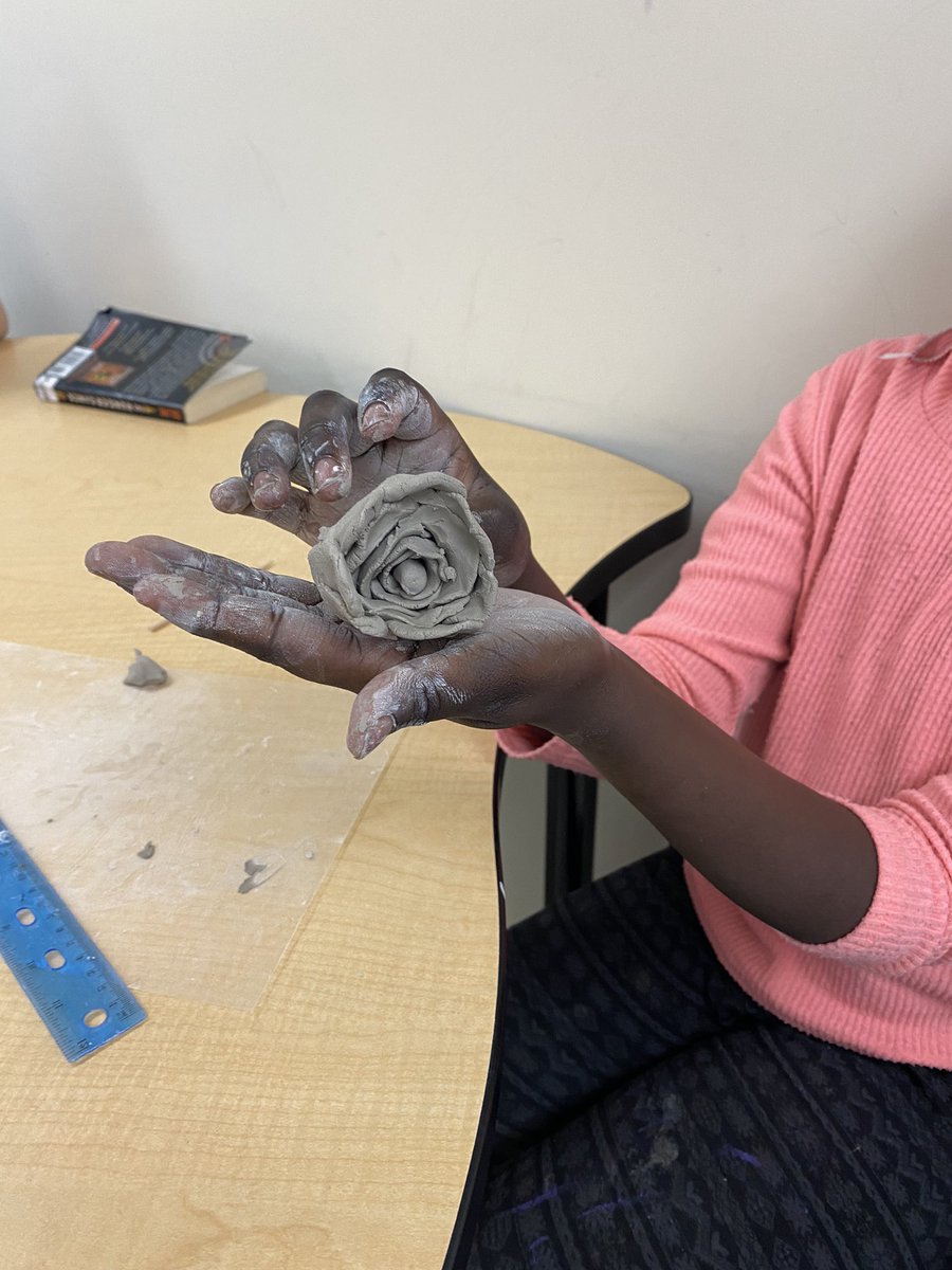MrsCaitlinMunro's tweet photo. Thank you Mrs. Galbraith for showing our students how to work with clay @darwinLRSD https://t.co/DQ6EnnbbHz