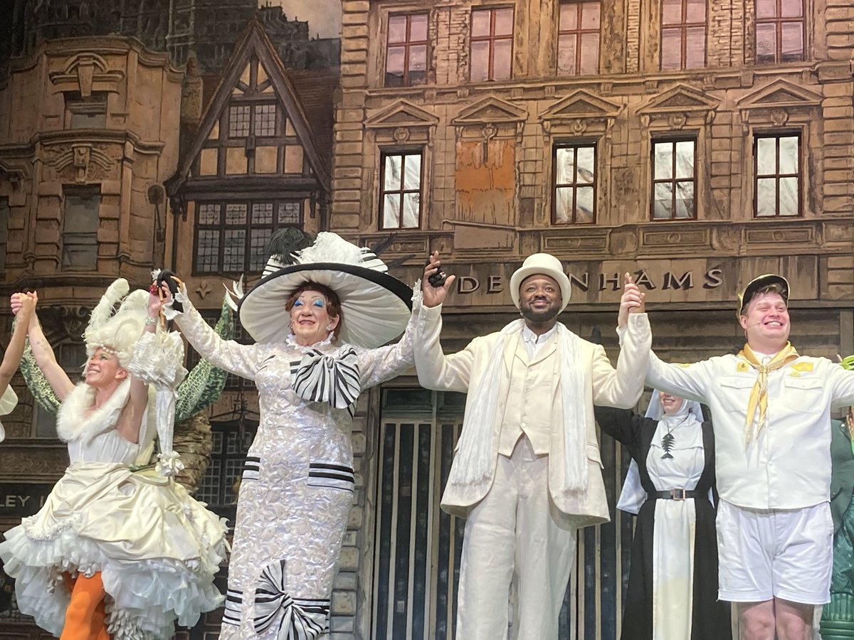 MarkWitchell's tweet photo. Great to see @IanMcKellen @gabrielfleary @AnnaJaneCasey today @BristolHipp in the amazing @MotherGooseShow You were all outstanding! @xxAnnawitchell1 https://t.co/iP5GfA1Cng