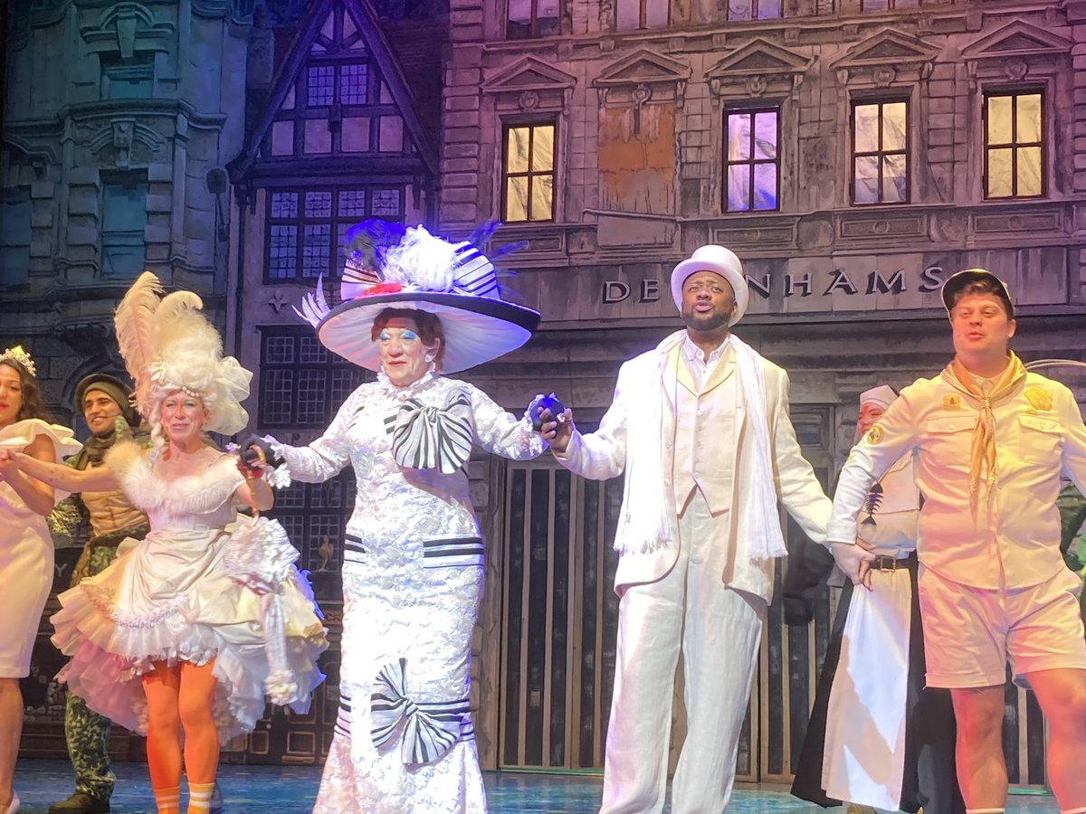 MarkWitchell's tweet photo. Great to see @IanMcKellen @gabrielfleary @AnnaJaneCasey today @BristolHipp in the amazing @MotherGooseShow You were all outstanding! @xxAnnawitchell1 https://t.co/iP5GfA1Cng