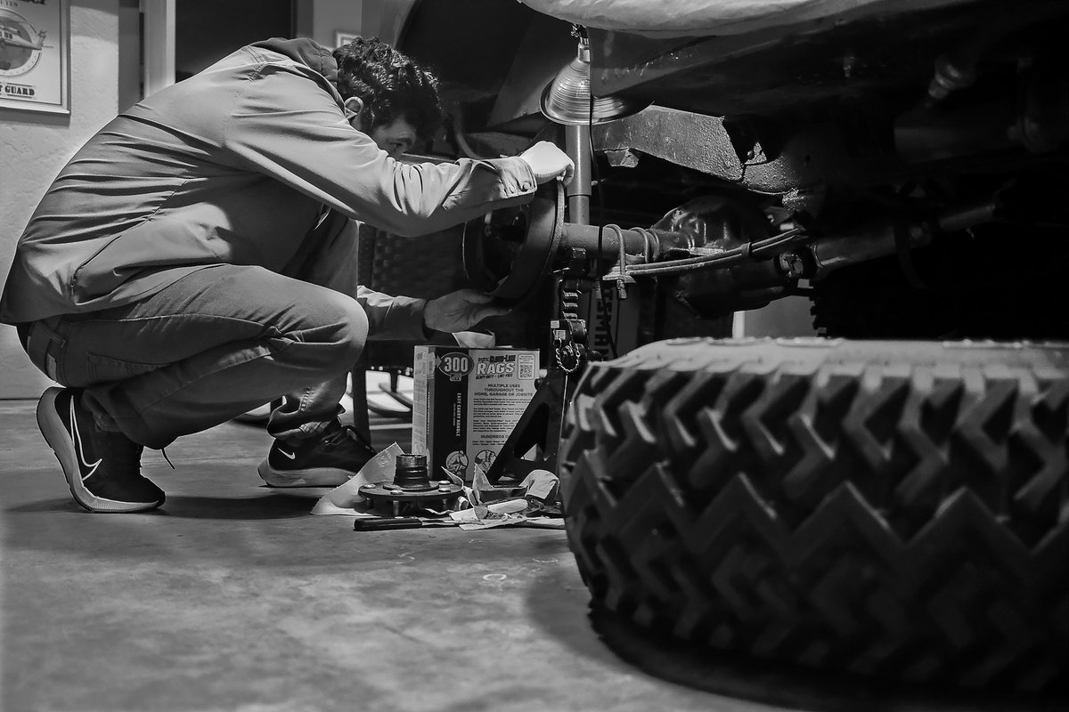 PlaneFocal's tweet photo. Building memories and a Jeep https://t.co/KQHosAZxuI