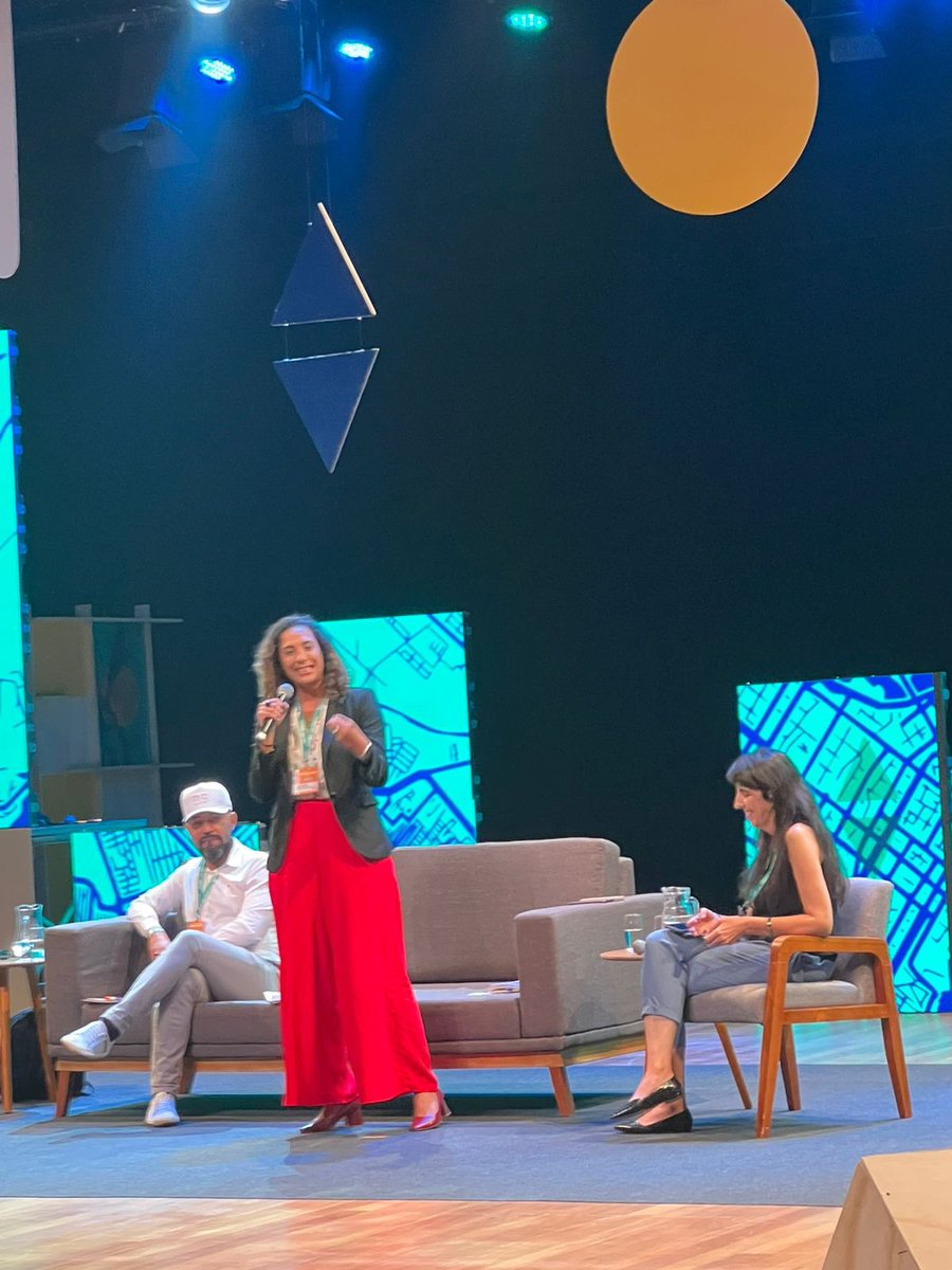 pluraleemsite's tweet photo. Estamos tb em São Paulo, no Congresso do @GIFE - Ministra @aniellefranco - “A política diz q precisamos mudar p caber dentro dela, mas eu tenho tentado mostrar q é a política que tem que mudar para receber a gente, não tem nada nesse mundo que vai mudar quem sou, meus valores". https://t.co/mrBIugum90