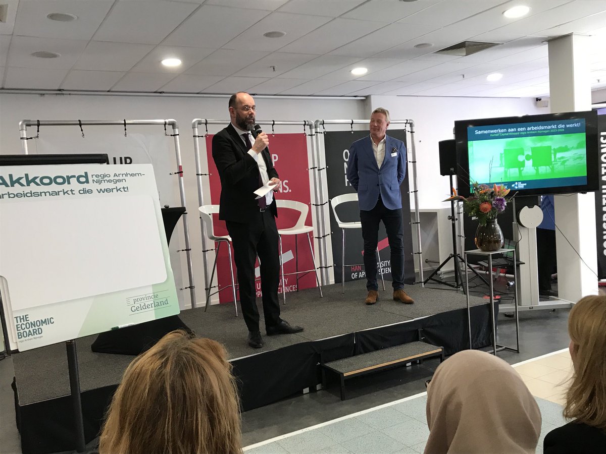 Ondertekening bij de ⁦<a href="/HANnl/">HAN University of Applied Sciences (HAN)</a>⁩ van het #HumanCapitalAkkoord door @TheEconomicBoard ⁦<a href="/provgelderland/">Provincie Gelderland</a>⁩ ⁦<a href="/regioAN/">Groene Metropoolregio Arnhem-Nijmegen</a>⁩: handen ineen geslagen met de arbeidsmarktregio’s #toekomstbestendig Samenwerken aan een arbeidsmarkt die werkt