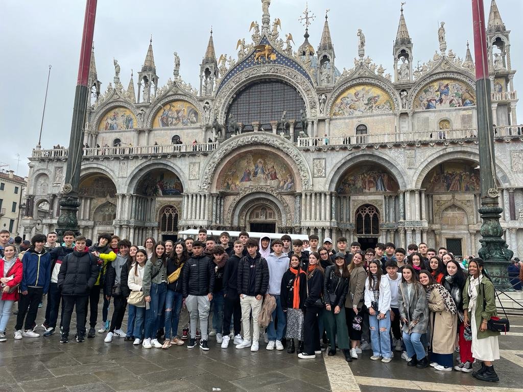 ies5's tweet photo. Viaje de estudios a Italia 2023
Visita a Venecia, plaza de San Marcos https://t.co/xXNmik0m4l