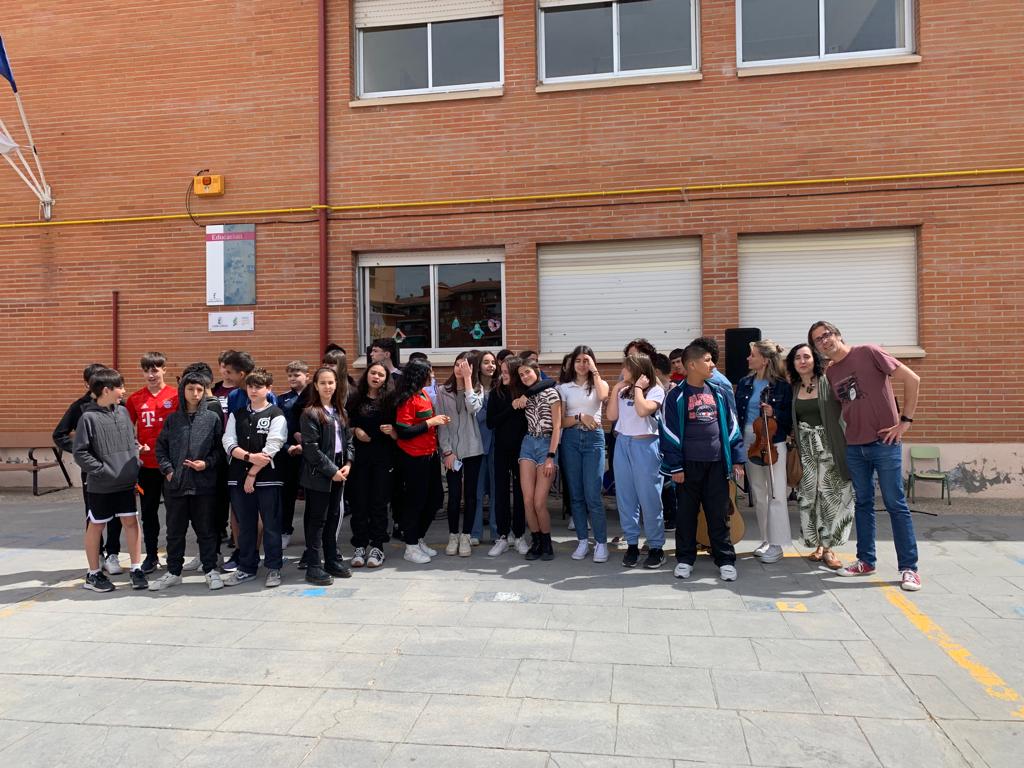 IesJuanelo's tweet photo. Los alumnos del proyecto bilingüe en inglés han participado en el concierto "Water, source of life" en el @ceipgregoriomaranon
Compartir proyectos con los centros del barrio ha vuelto a ser una gran experiencia.
@educajccm
#Steam #etwinning #bilingualproject https://t.co/TRqK4Mb4P0
