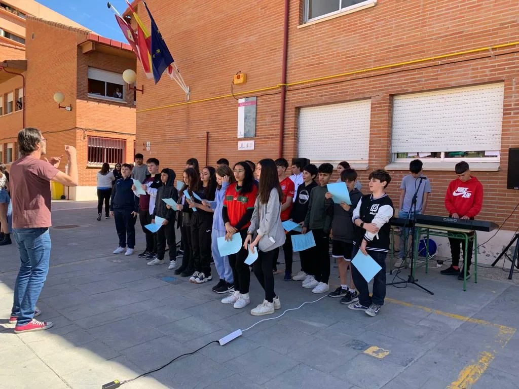 IesJuanelo's tweet photo. Los alumnos del proyecto bilingüe en inglés han participado en el concierto "Water, source of life" en el @ceipgregoriomaranon
Compartir proyectos con los centros del barrio ha vuelto a ser una gran experiencia.
@educajccm
#Steam #etwinning #bilingualproject https://t.co/TRqK4Mb4P0