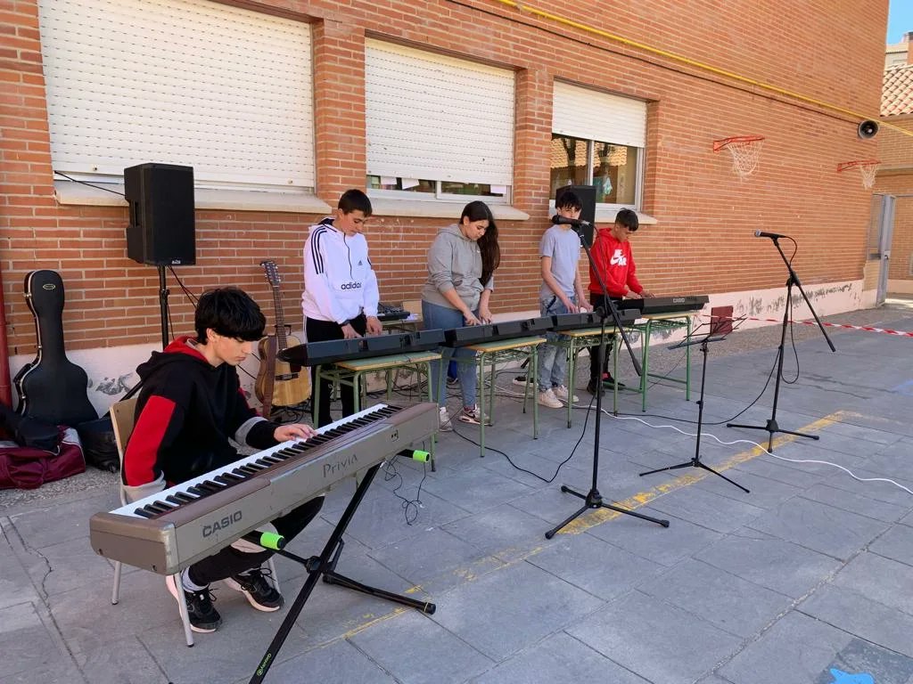 IesJuanelo's tweet photo. Los alumnos del proyecto bilingüe en inglés han participado en el concierto "Water, source of life" en el @ceipgregoriomaranon
Compartir proyectos con los centros del barrio ha vuelto a ser una gran experiencia.
@educajccm
#Steam #etwinning #bilingualproject https://t.co/TRqK4Mb4P0