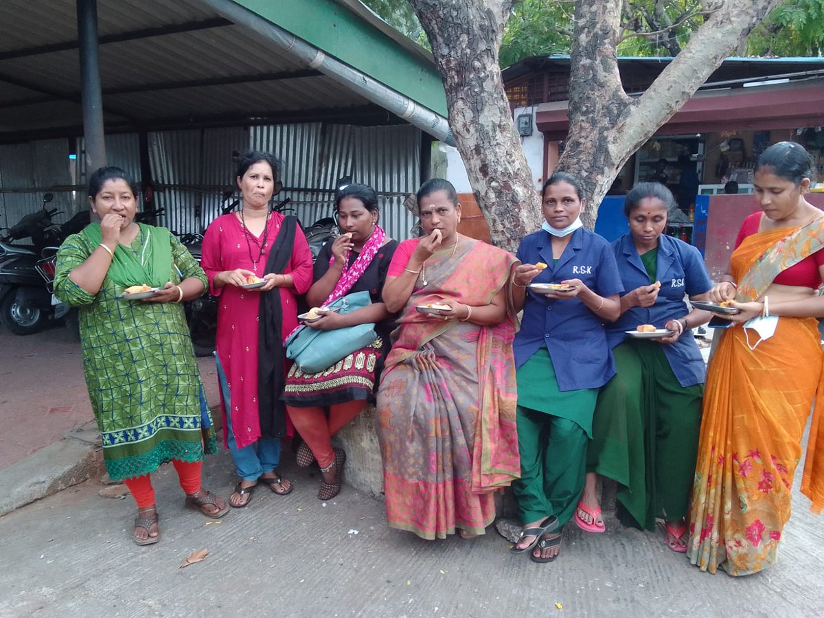 BJMM_4AN's tweet photo. #SamajikNyaySaptah
State Treasurer & Incharge of prog. @sushilaK8 & State VP @BJMM_4AN Geetha Kandaswamy ji celebrates #SamarasthAnn prog. by sharing & having food with Safai Karmcharies of G B Pant Hospital, Discussed with them abt diff. Women centric schemes of #ModoGovt. https://t.co/GT6F8j4qYS