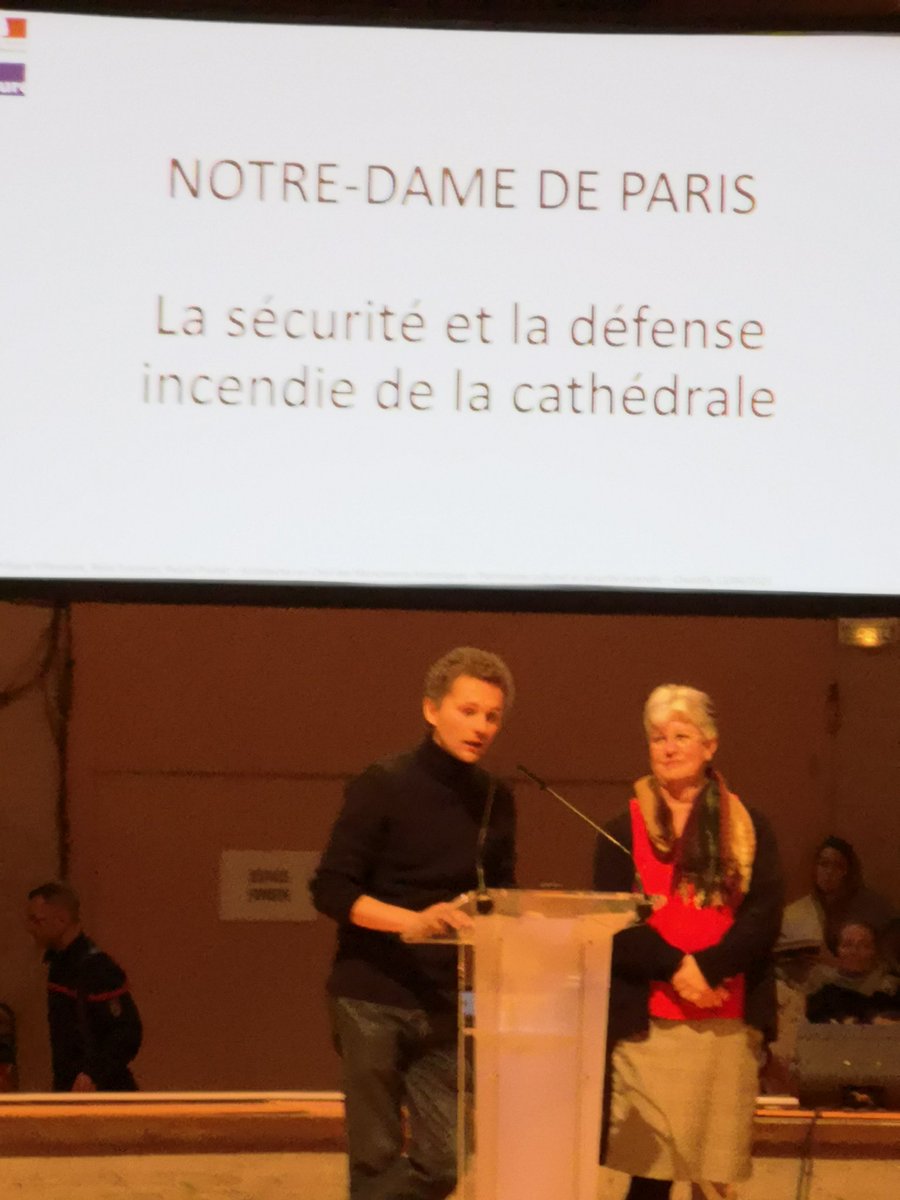 BouclierBleu's tweet photo. 🚨🚒 #ColloqueChantilly2023 :  la première partie de l'après-midi à été consacrée aux incendie de la cathédrale de Nantes et à celui de Notre-Dame avec des présentations des sinistres, des bilans que l'on peut en tirer. https://t.co/J3Z3AXTsB1