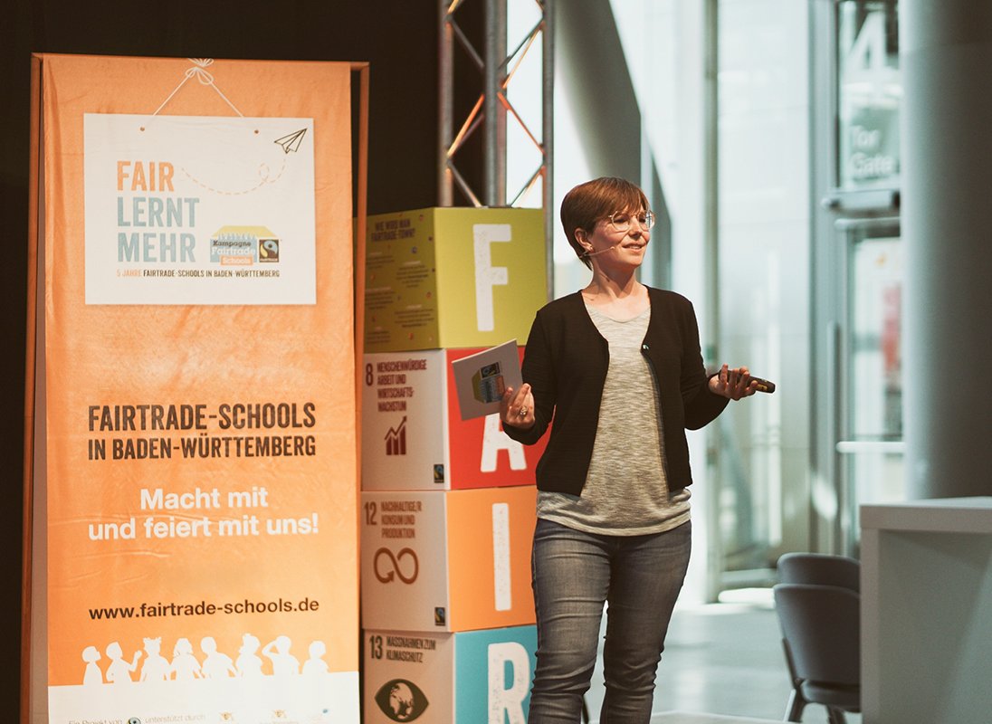 Fairtrade_DE's tweet photo. Viele Grüße von der #FairHandeln @Messe_Stuttgart! Morgen spricht unsere Kollegin Aileen Böckmann, auf der Hauptbühne über #FairtradeSiegel &amp; #KlimaFairness und zeichnet gemeinsam mit Staatssekretärin Boser die 149te #FairtadeSchool in BaWü aus. @KM_BW @thelaend https://t.co/YyK8mefcoo