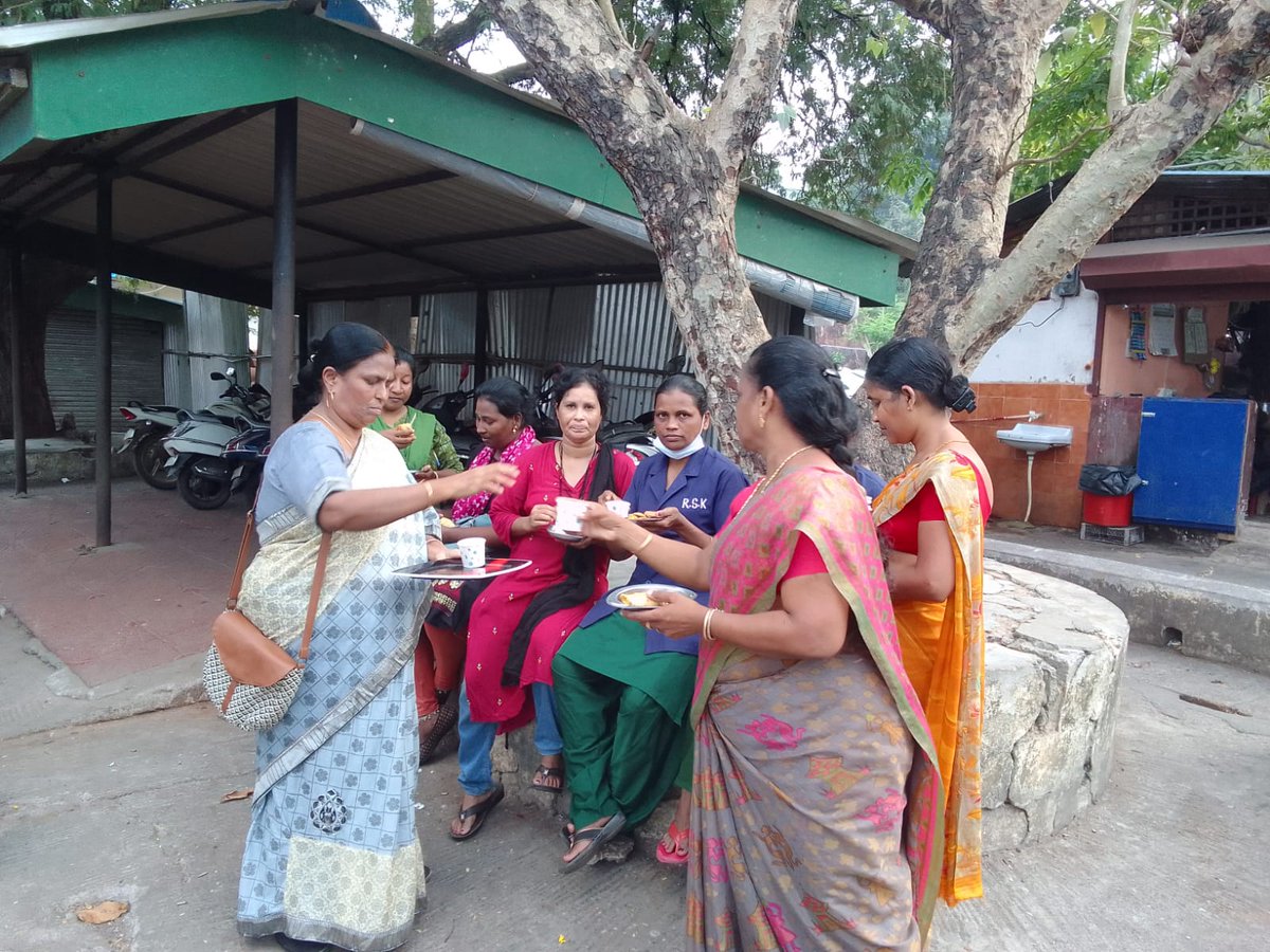 BJMM_4AN's tweet photo. #SamajikNyaySaptah
State Treasurer & Incharge of prog. @sushilaK8 & State VP @BJMM_4AN Geetha Kandaswamy ji celebrates #SamarasthAnn prog. by sharing & having food with Safai Karmcharies of G B Pant Hospital, Discussed with them abt diff. Women centric schemes of #ModoGovt. https://t.co/GT6F8j4qYS