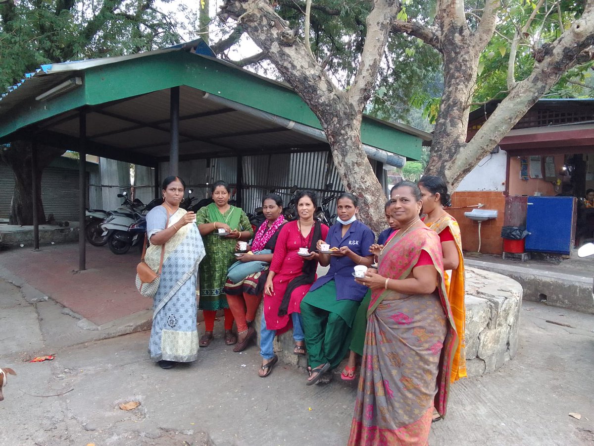 BJMM_4AN's tweet photo. #SamajikNyaySaptah
State Treasurer & Incharge of prog. @sushilaK8 & State VP @BJMM_4AN Geetha Kandaswamy ji celebrates #SamarasthAnn prog. by sharing & having food with Safai Karmcharies of G B Pant Hospital, Discussed with them abt diff. Women centric schemes of #ModoGovt. https://t.co/GT6F8j4qYS